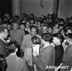 這是1956年9月27日，大會(huì)勝利閉幕，毛澤東步出會(huì)場(chǎng)時(shí)，受到大會(huì)代表和工作人員們的熱烈歡迎（資料照片）。